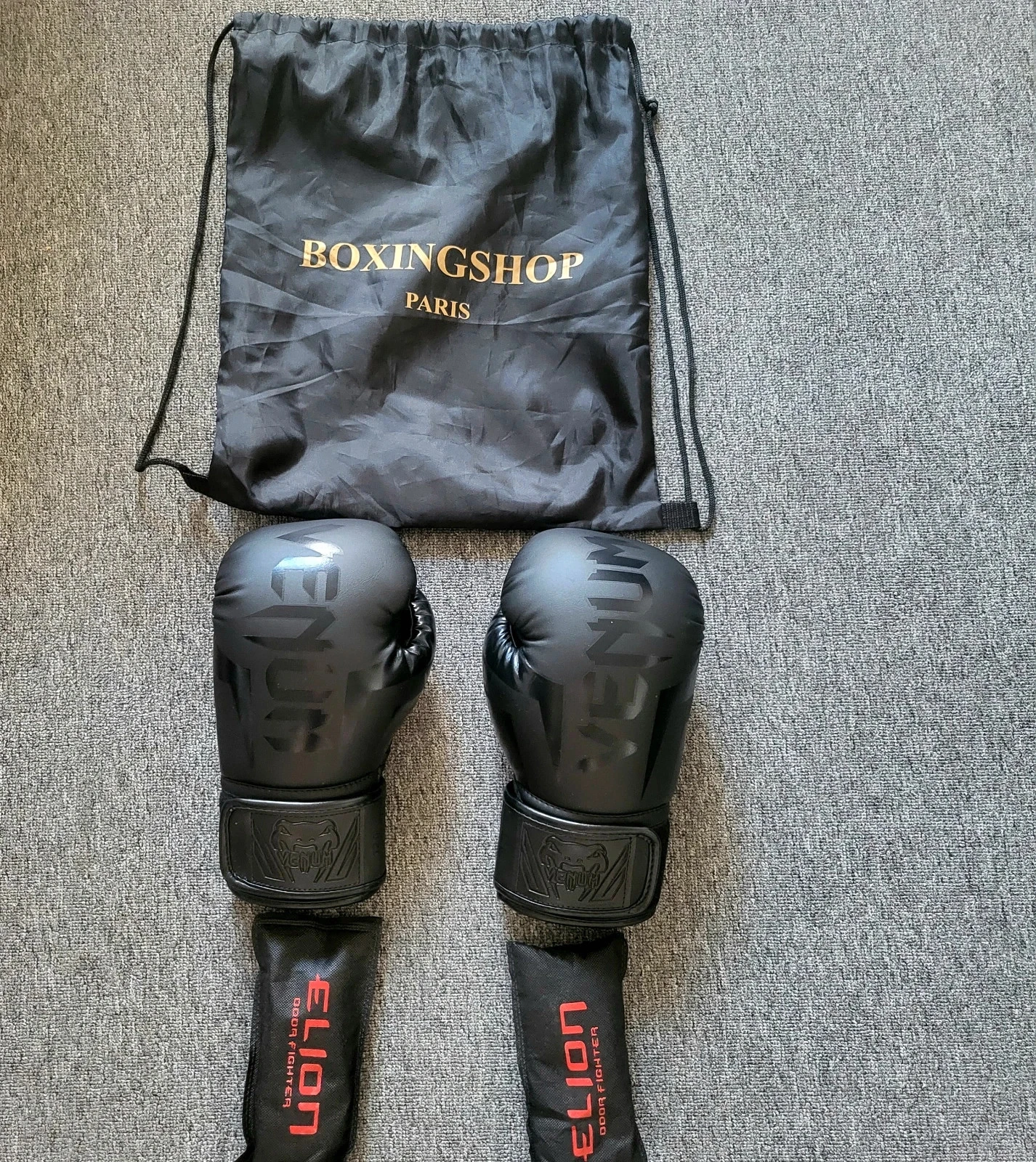 Gants de Boxe Venum 12 oz Noir Mat + Sac Boxing Shop + Désodorisants Elion Odor Fighter